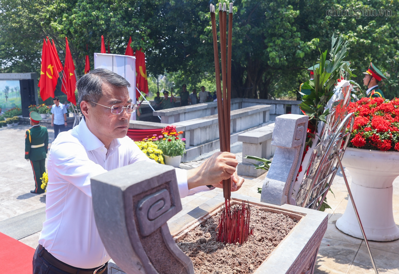 Thủ tướng tặng quà Mẹ Việt Nam anh hùng và dâng hương tưởng niệm các Anh hùng liệt sĩ tại Phú Thọ- Ảnh 3.
