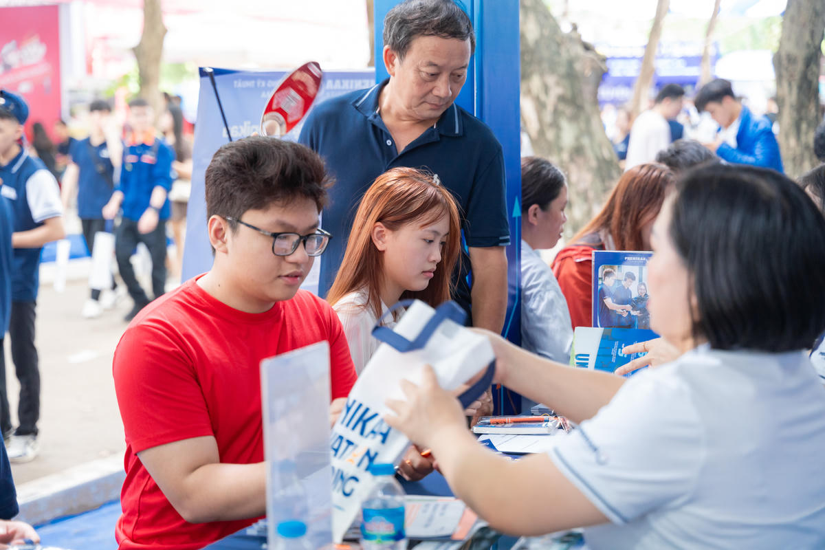 Thí sinh tìm hiểu thông tin tuyển sinh của trường đại học.