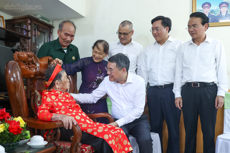 Thủ tướng tặng quà Mẹ Việt Nam anh hùng và dâng hương tưởng niệm các Anh hùng liệt sĩ tại Phú Thọ- Ảnh 5.