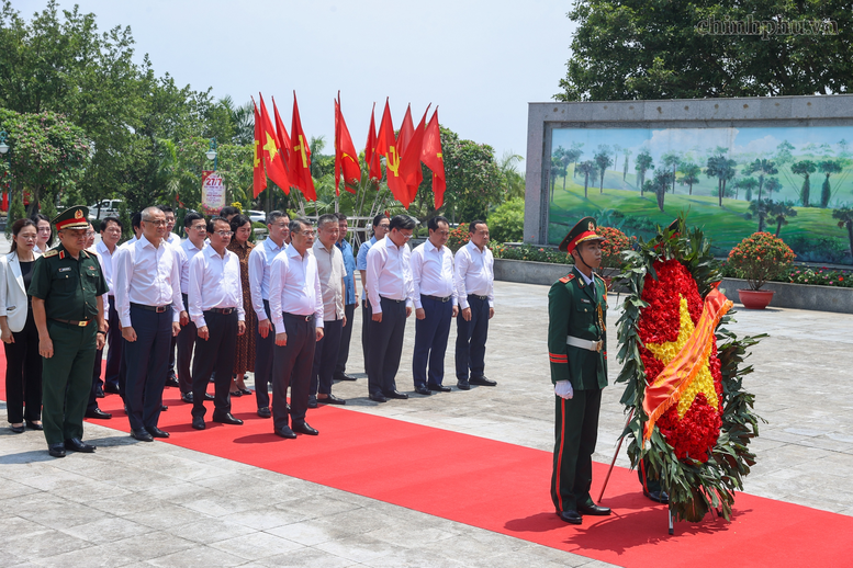 Thủ tướng tặng quà Mẹ Việt Nam anh hùng và dâng hương tưởng niệm các Anh hùng liệt sĩ tại Phú Thọ- Ảnh 1.