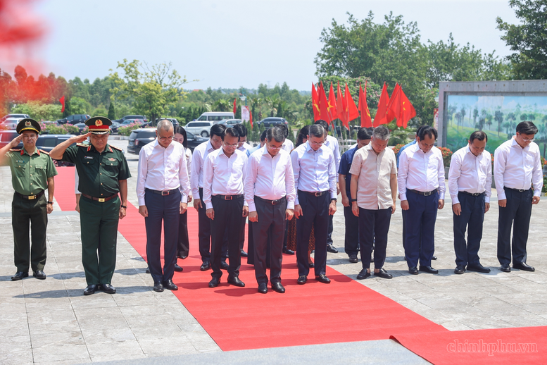 Thủ tướng tặng quà Mẹ Việt Nam anh hùng và dâng hương tưởng niệm các Anh hùng liệt sĩ tại Phú Thọ- Ảnh 4.