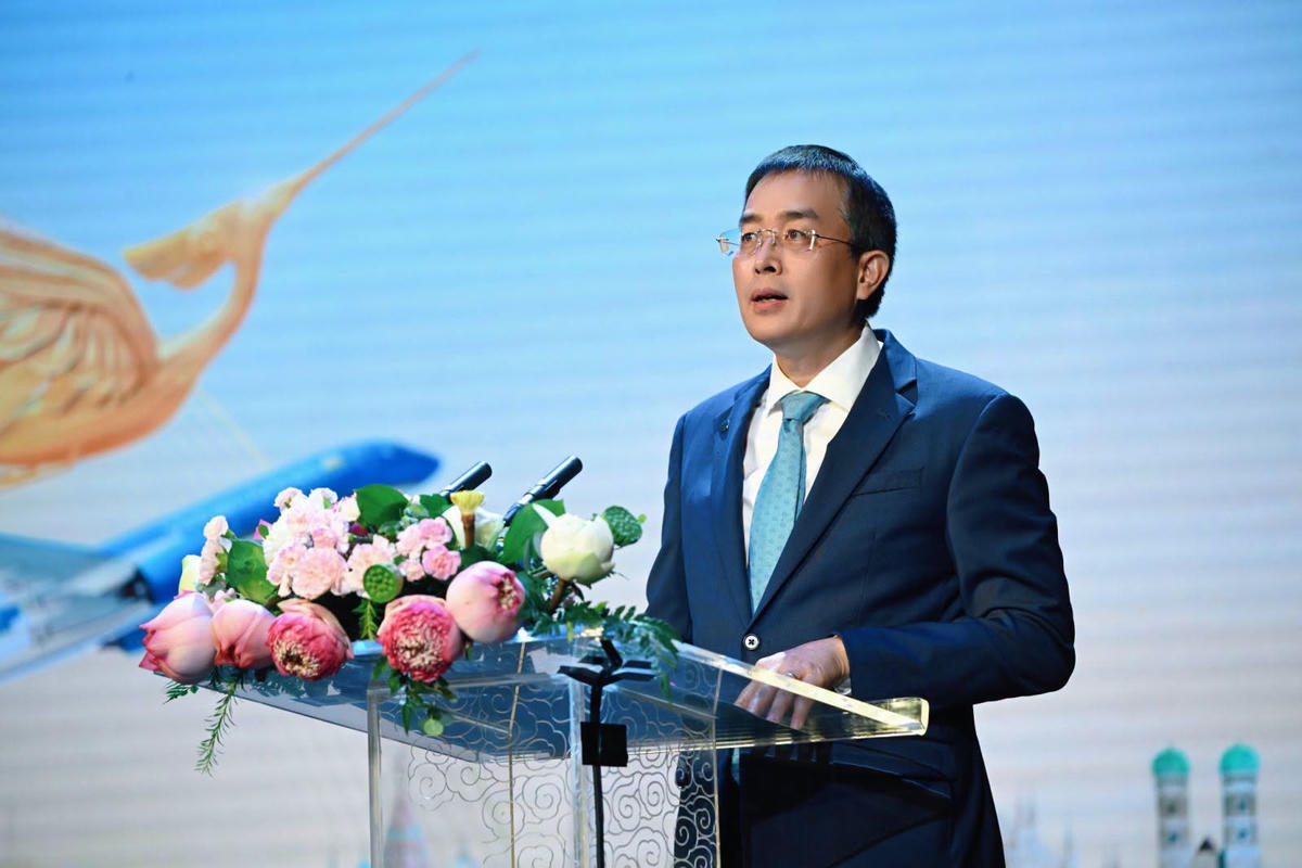 Ông Đặng Ngọc Hòa - Bí thư Đảng ủy, Chủ tịch HĐQT Tổng Công ty Hàng không Việt Nam phát biểu tại buổi lễ. (Ảnh - VNA).