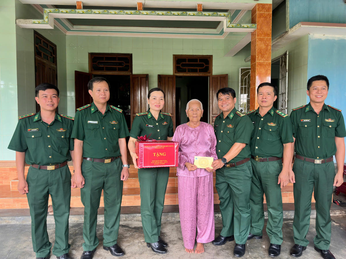 Đoàn công tác Ban Chỉ huy Bộ đội Biên phòng tỉnh Đắk Lắk thăm, tặng quà Mẹ Việt Nam Anh hùng Lê Thị Tha tại xã Ô Loan. Ảnh: TD.