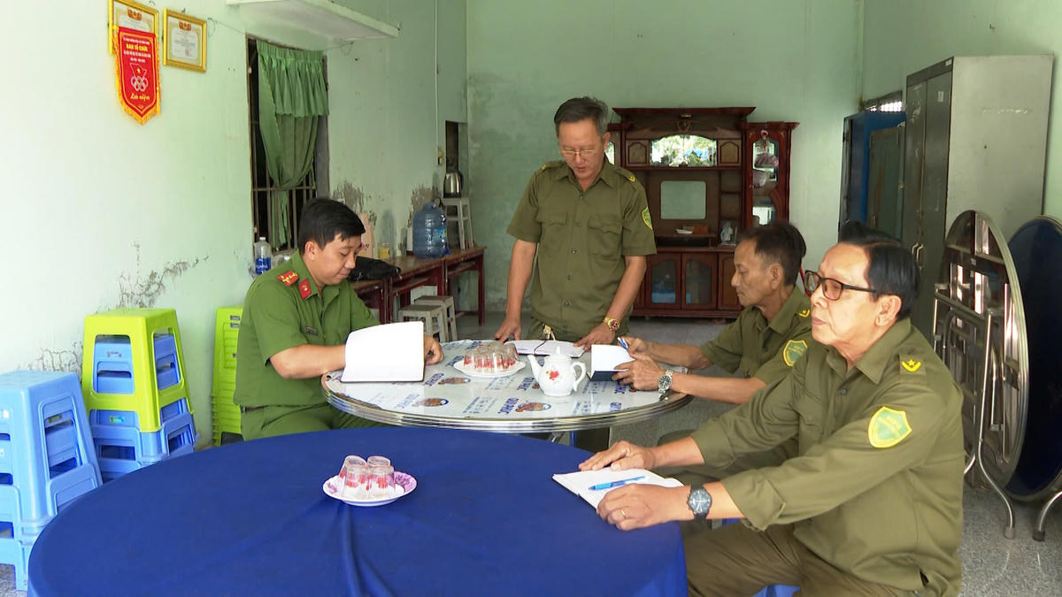 Lực lượng bảo vệ an ninh cơ sở góp phần giữ vững an ninh, trật tự trên địa bàn xã Giao Long. (Ảnh: Duy Tân).