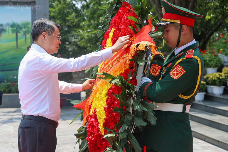 Thủ tướng tặng quà Mẹ Việt Nam anh hùng và dâng hương tưởng niệm các Anh hùng liệt sĩ tại Phú Thọ- Ảnh 2.