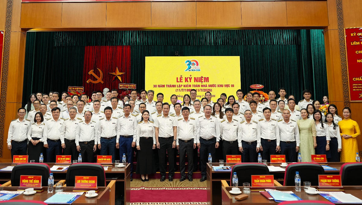 Các đại biểu dự lễ kỷ niệm chụp ảnh chung