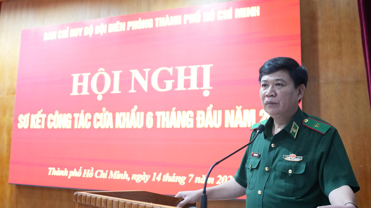 Thiếu tướng Trần Thanh Đức, Phó Tư lệnh Bộ Tư lệnh thành phố kiêm Chỉ huy trưởng Ban Chỉ huy BĐBP TP Hồ Chí Minh chủ trì hội nghị. Ảnh: Quang Tiến.