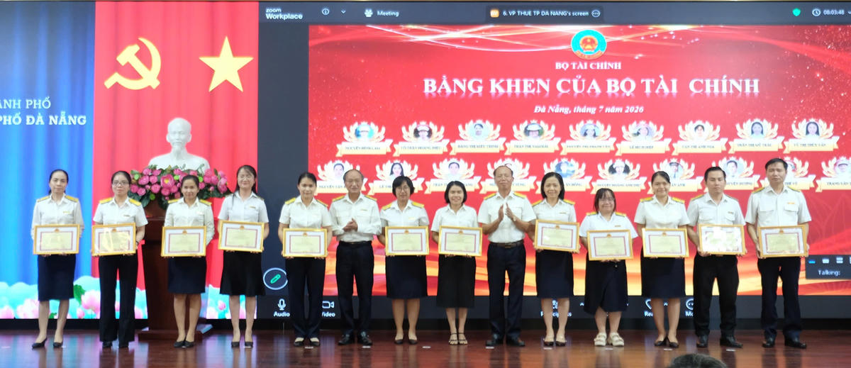 Thuế Đà Nẵng trao bằng khen của Bộ Tài chính. Ảnh: Nguyễn Tú.