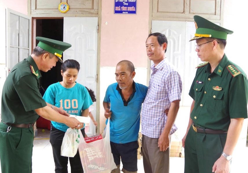 Đại tá Phan Thăng Long, Chỉ huy trưởng Bộ đội Biên phòng tỉnh Khánh Hòa cùng đoàn công tác tặng quà cho gia đình ông Mấu Hoành.
