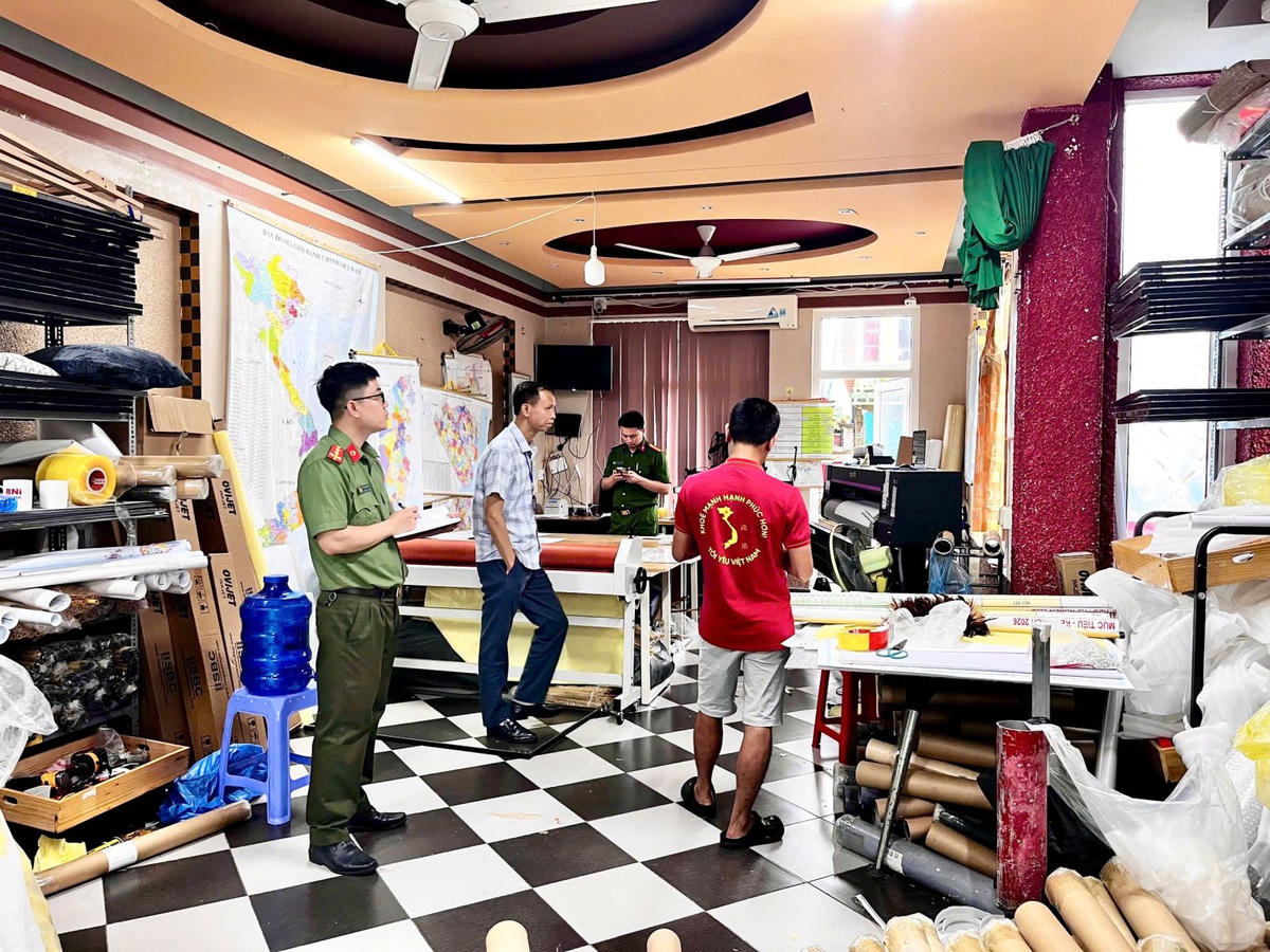 Lực lượng chức năng tỉnh Hưng Yên kiểm tra cơ sở kinh doanh in ấn của ông Trần Xuân Sơn tại địa chỉ số 124, đường Trần Hưng Đạo, phường Trần Hưng Đạo.