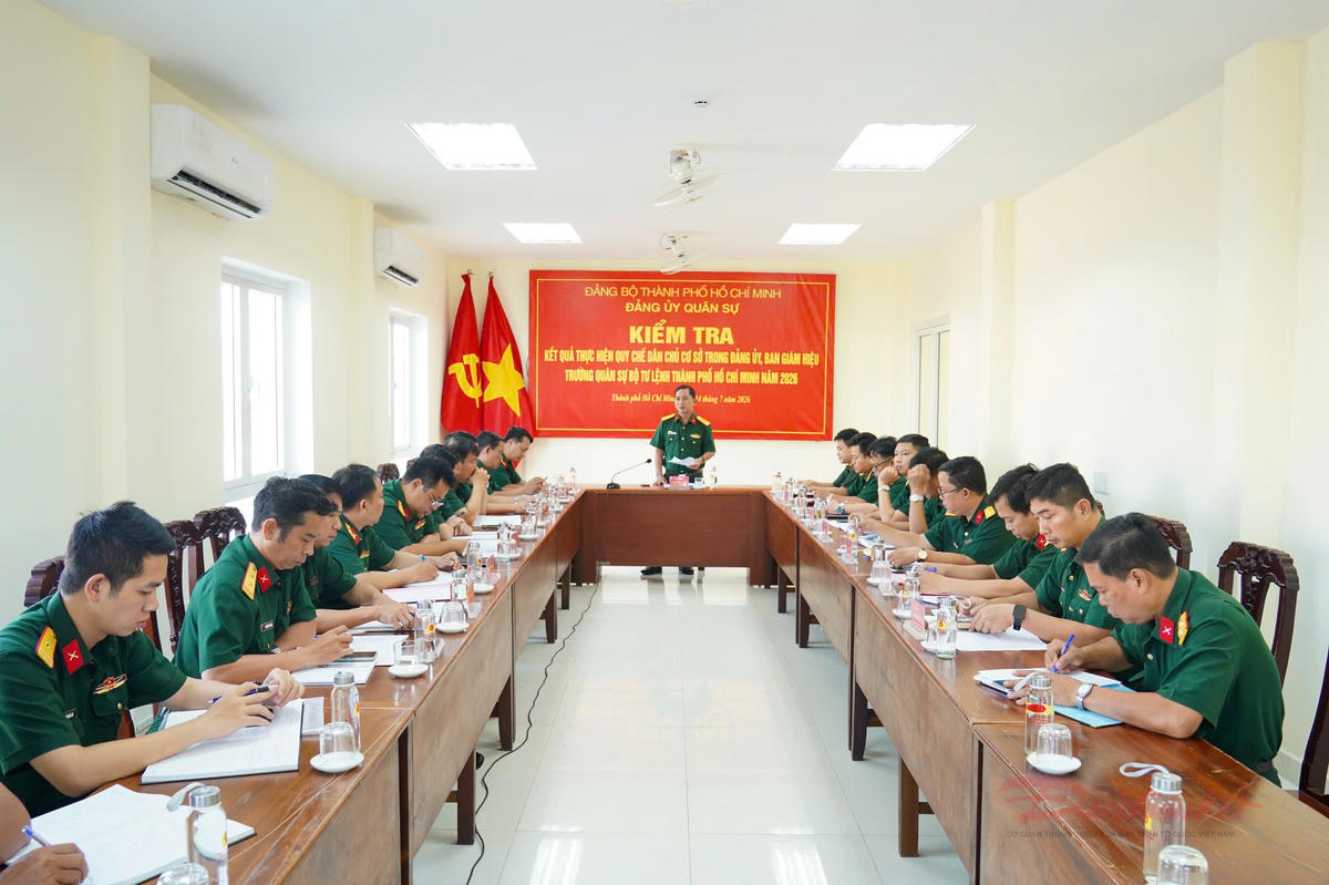Thượng tá Ngô Hồng Phong, Phó Chủ nhiệm Chính trị Bộ Tư lệnh thành phố phát biểu. Ảnh: Nguyên Phú.