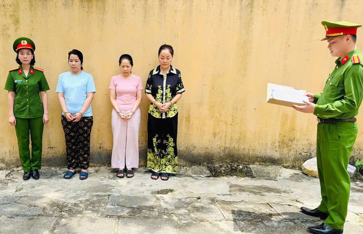 Trần Tiễn Như Nghi, Nguyễn Thị Liên và Hoàng Thị Thanh Nga (từ trái qua phải) nghe Công an đọc lệnh khởi tố. Ảnh: CATH