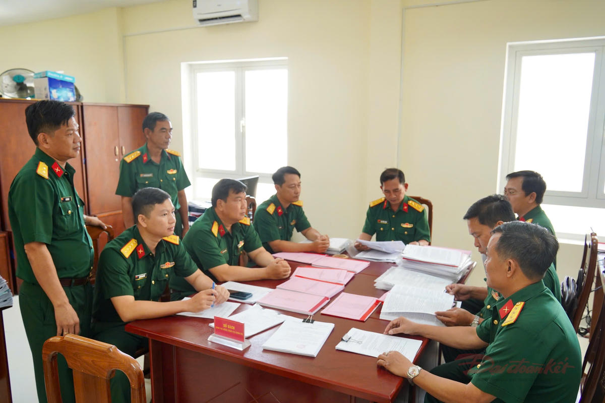 Quang cảnh buổi kiểm tra tại Đảng ủy trường Quân sự Bộ Tư lệnh TP Hồ Chí Minh. Ảnh: Nguyên Phú.