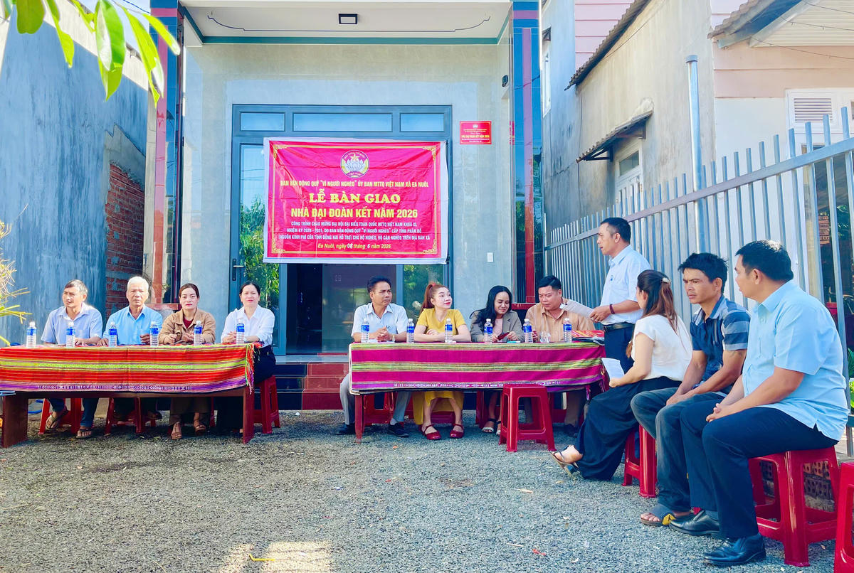 Lễ bàn giao nhà Đại đoàn kết cho gia đình ông Trần Vũ Long. Ảnh: TN.