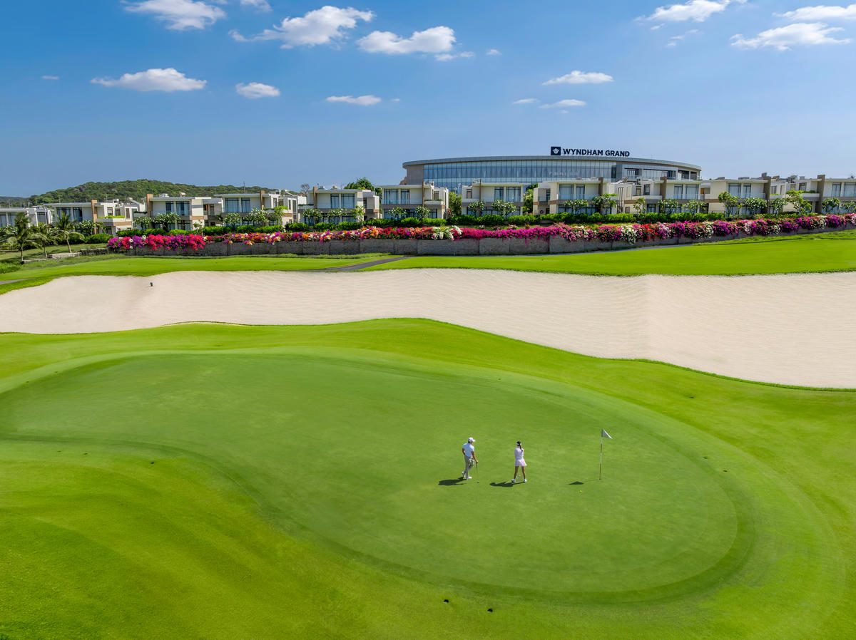 Hệ thống sân golf 27 hố tiêu chuẩn quốc tế nằm bên vịnh biển tại CaraWorld.
