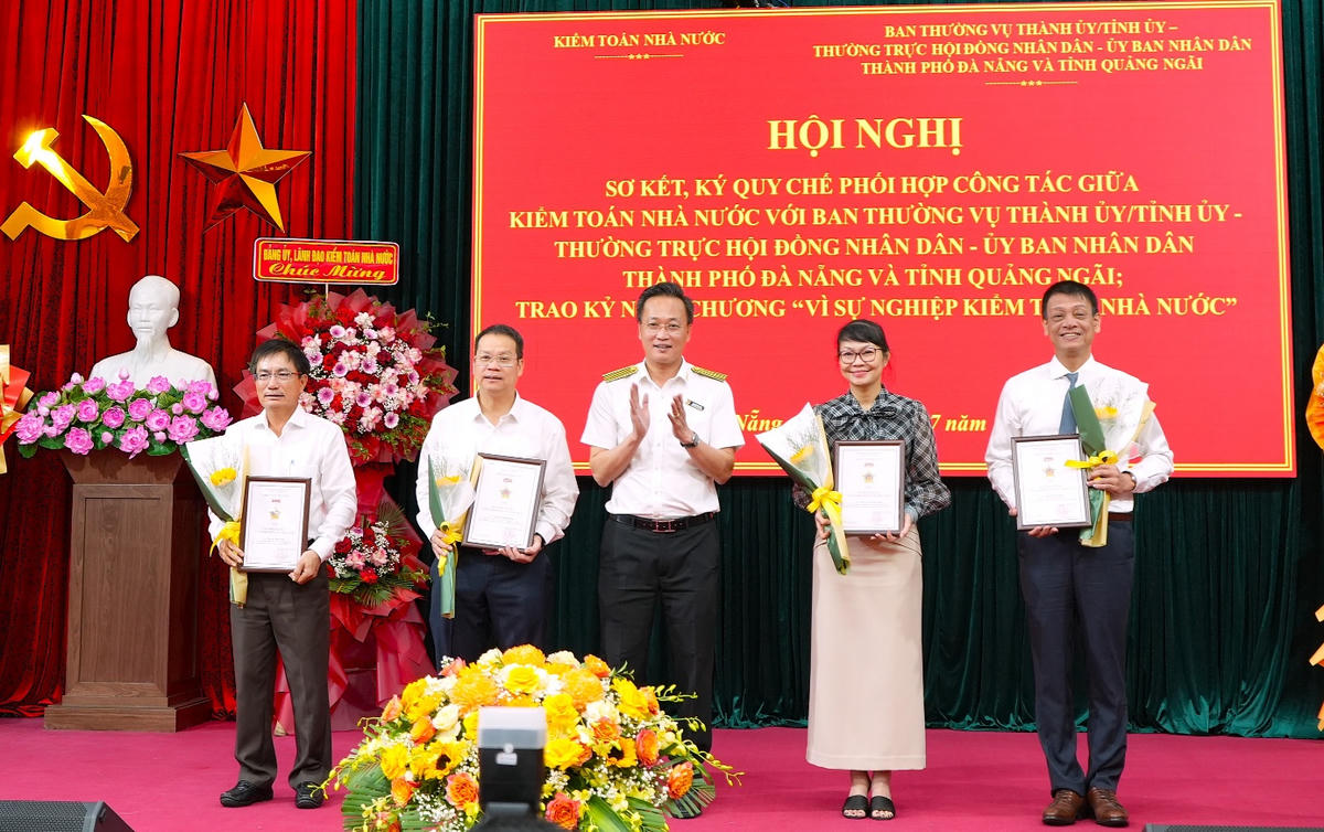 Tổng Kiểm toán Nguyễn Hữu Nghĩa trao kỷ niệm chương cho lãnh đạo hai địa phương