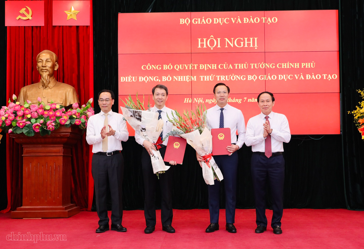 Công bố quyết định của Thủ tướng điều động, bổ nhiệm hai Thứ trưởng Bộ Giáo dục và Đào tạo