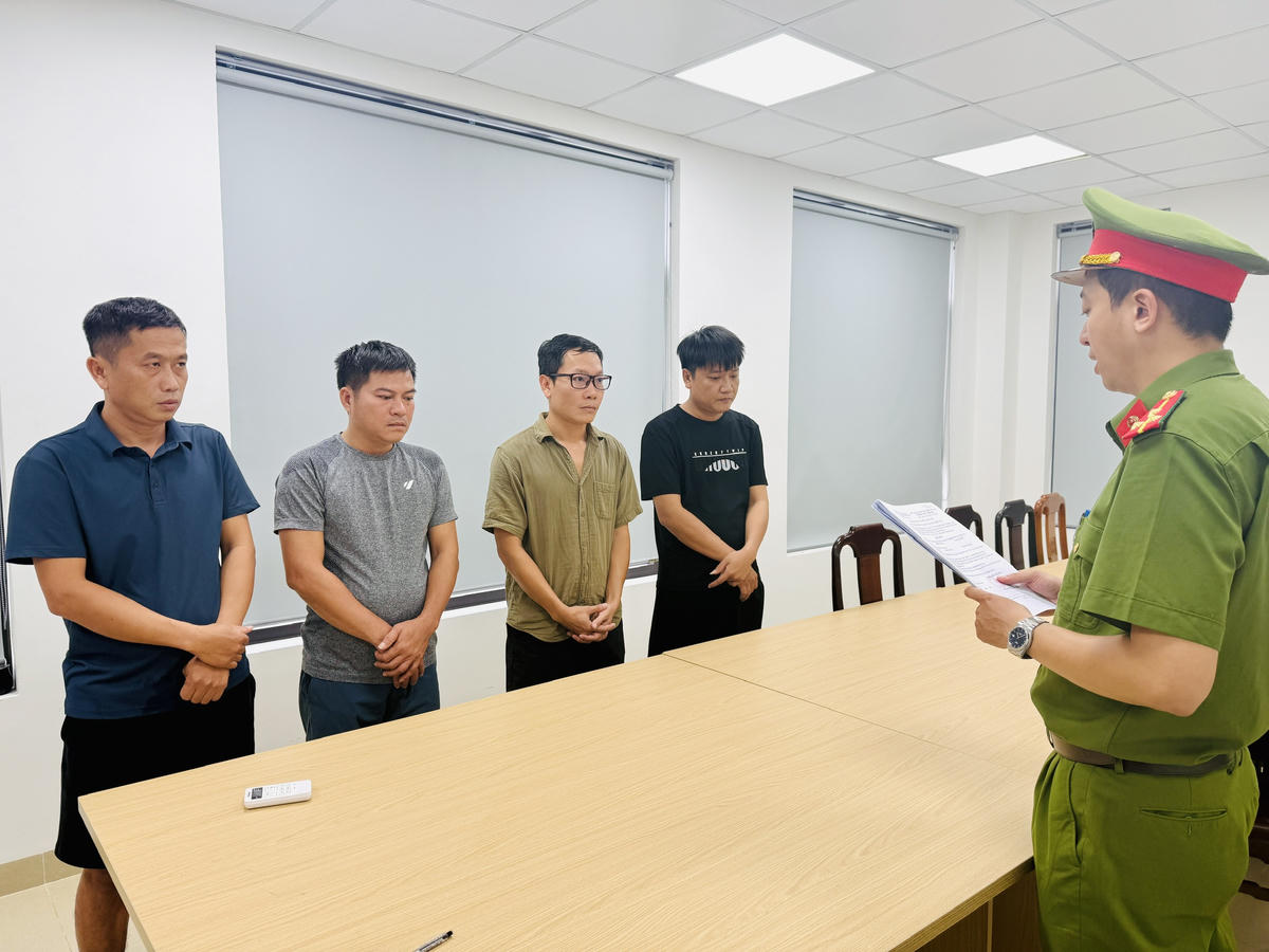 Các đối tượng tại thời điểm bị bắt giữ. Ảnh: H.N.