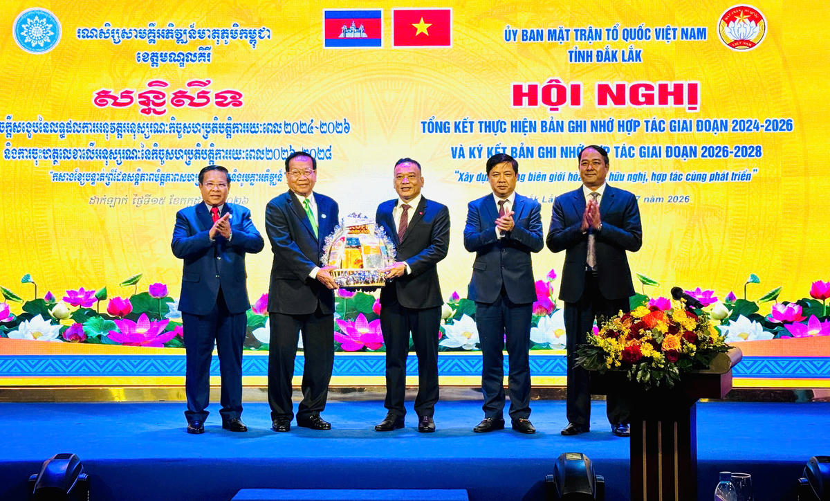 Lãnh đạo Mặt trận Đoàn kết Phát triển Tổ quốc Campuchia tỉnh Mondulkiri trao quà tặng Tỉnh ủy, UBND và Ủy ban MTTQ Việt Nam tỉnh Đắk Lắk. Ảnh: Thanh Nga.