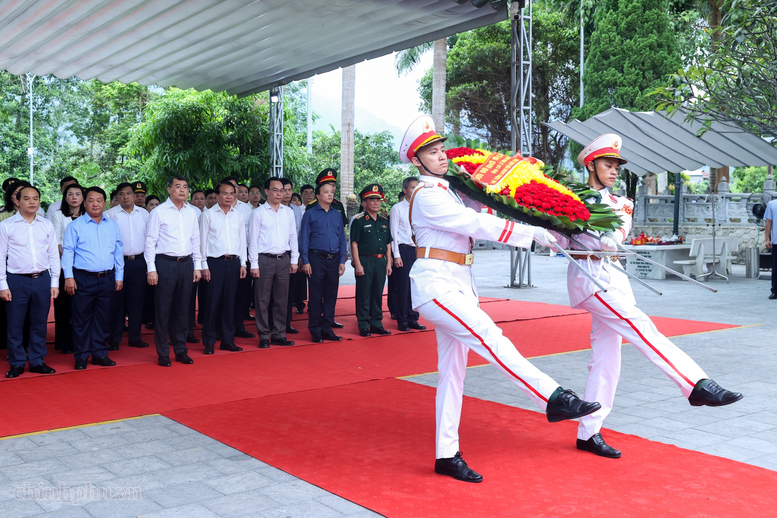 Thủ tướng Lê Minh Hưng dâng hương tại Nghĩa trang liệt sĩ quốc gia Vị Xuyên (Tuyên Quang)- Ảnh 2.