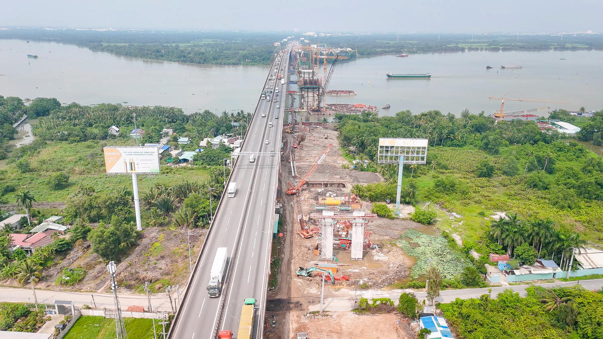 Dự án mở rộng cao tốc TP Hồ Chí Minh đi Long Thành là một trong những công trình trọng điểm ở phía Nam. Ảnh: T.X.