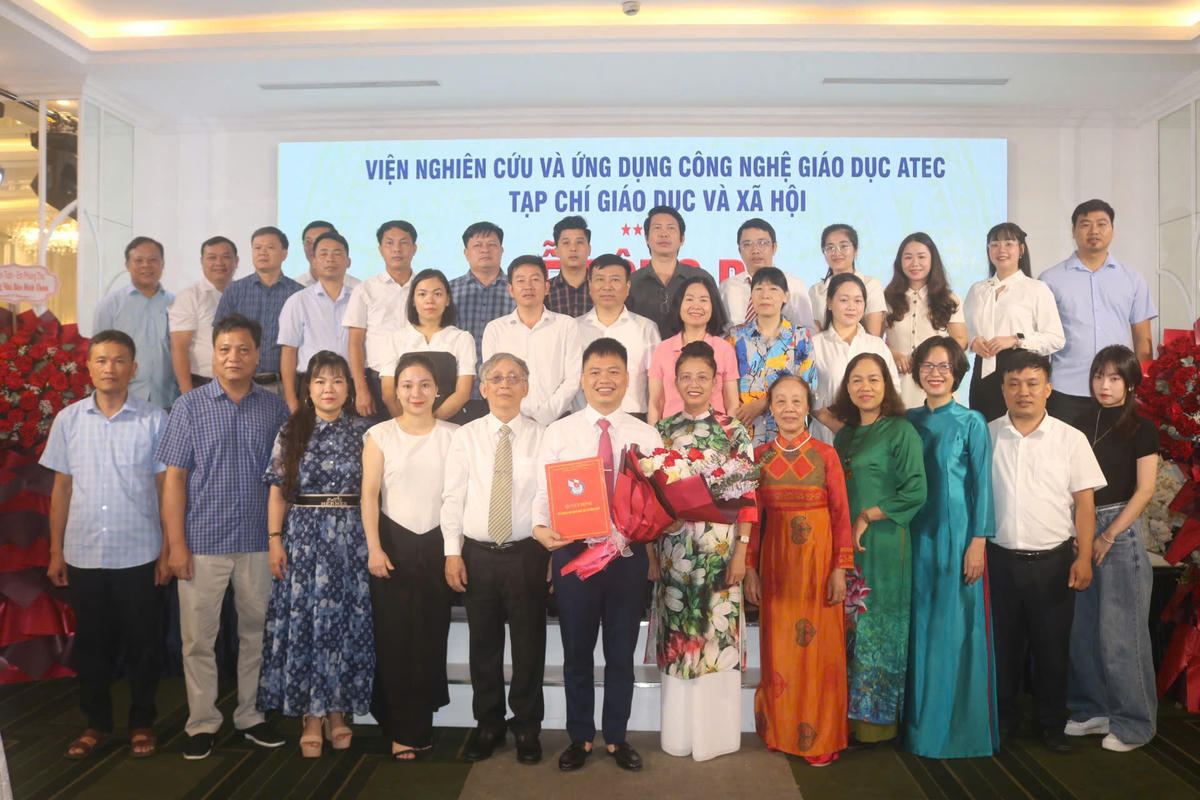 Tập thể lãnh đạo, cán bộ, phóng viên chúc mừng nhà báo Vũ Đình Thơm.