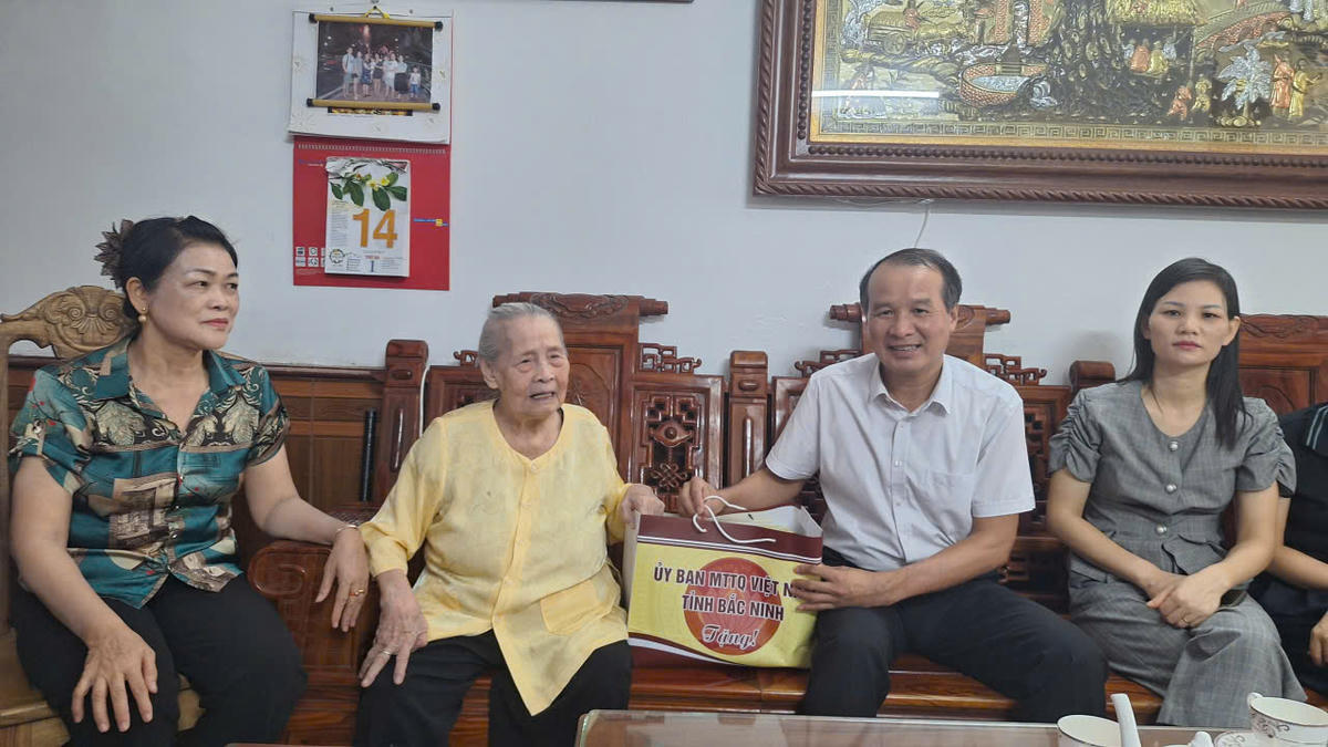 Ông Ngô biên Cương, Phó Chủ tịch Ủy ban MTTQ Việt Nam tỉnh thăm và tặng quà Mẹ Việt Nam Anh hùng Đặng Thị Lý, xã Lạng Giang, tỉnh Bắc Ninh. Ảnh: PV