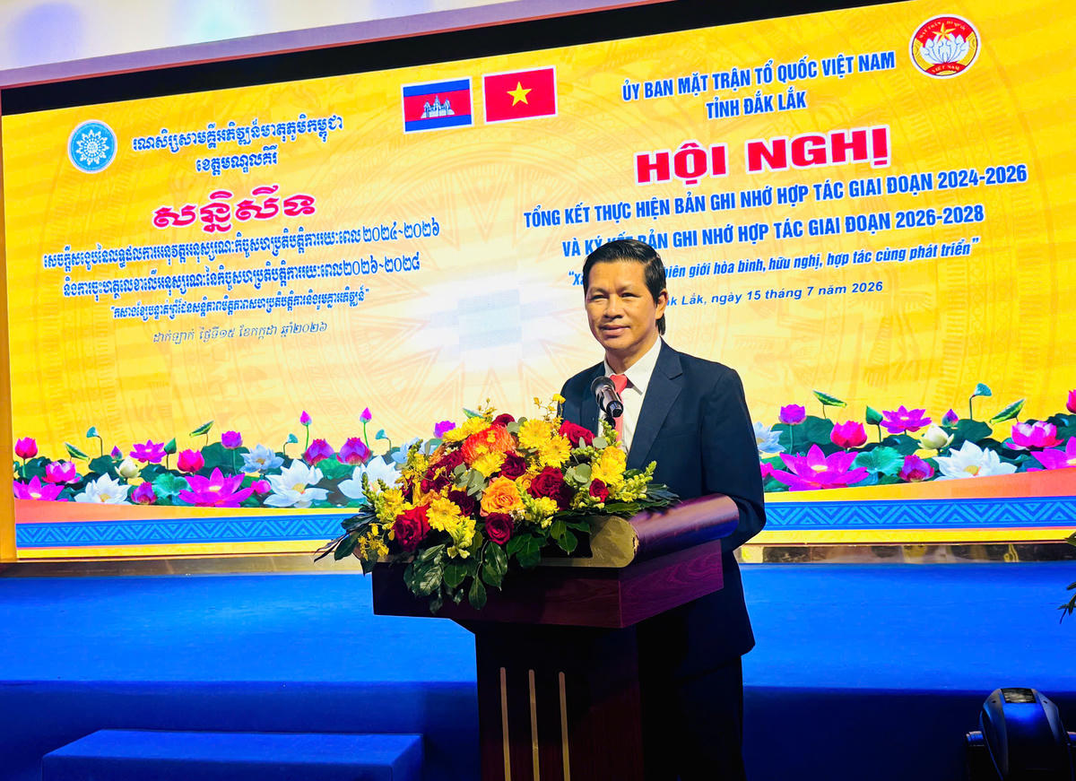 Ông Phạm Văn Bảy, Phó Chủ tịch Ủy ban MTTQ Việt Nam tỉnh Đắk Lắk báo cáo tổng kết việc thực hiện Bản ghi nhớ hợp tác giai đoạn 2024-2026. Ảnh: Thanh Nga.