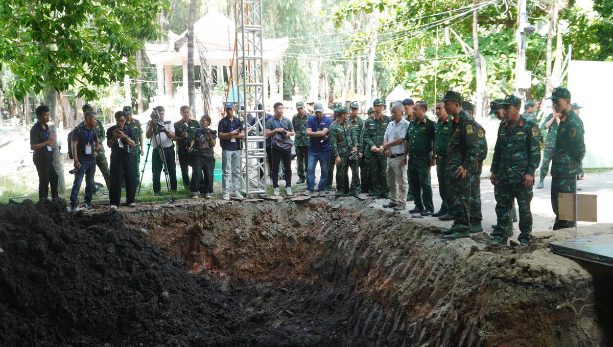 Tìm được nhiều di vật phục vụ xác định danh tính hài cốt liệt sĩ khai quật được từ Công viên Lê Thị Riêng