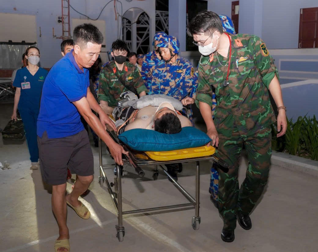 Chạy đua với 'thời gian vàng' cứu bệnh nhân bị sốc tủy ở đảo Sơn Ca