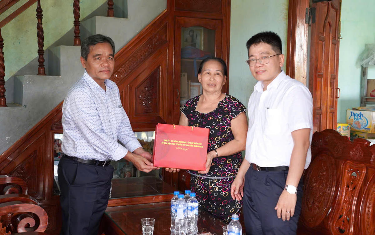 Bí thư Tỉnh ủy Quảng Ngãi Hồ Văn Niên tặng quà các gia đình chính sách trên địa bàn. Ảnh: CD.