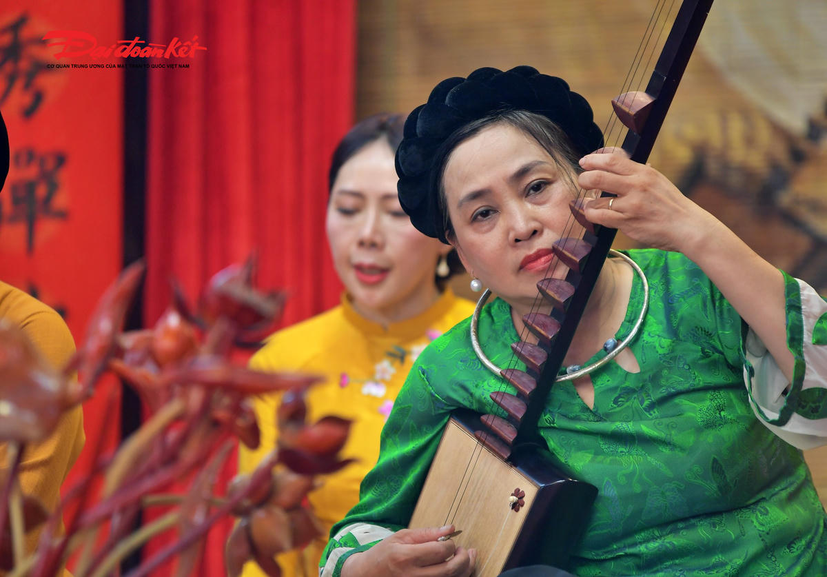 Tiếng đàn đáy khi khoan thai, lúc réo rắt hòa quyện cùng giọng hát của ca nương, tạo nên không gian âm nhạc sâu lắng, giàu tính nghệ thuật.