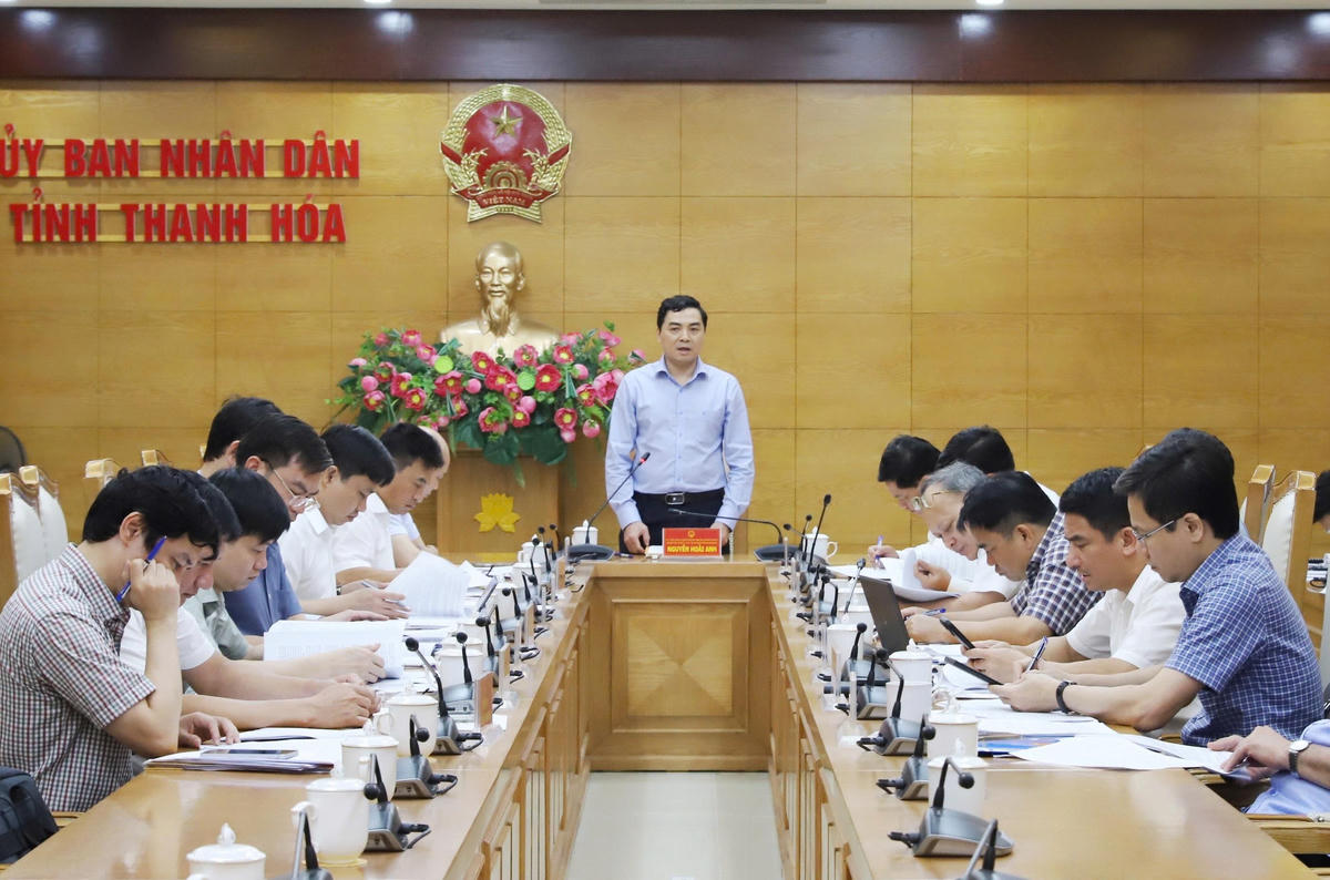Chủ tịch UBND tỉnh Thanh Hoá Nguyễn Hoài Anh chủ trì cuộc họp bàn giải pháp tăng trưởng kinh tế 6 tháng cuối năm 2026. Ảnh: Phong Sắc