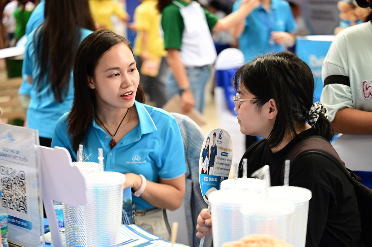 Thí sinh tìm hiểu thông tin tuyển sinh của trường đại học.