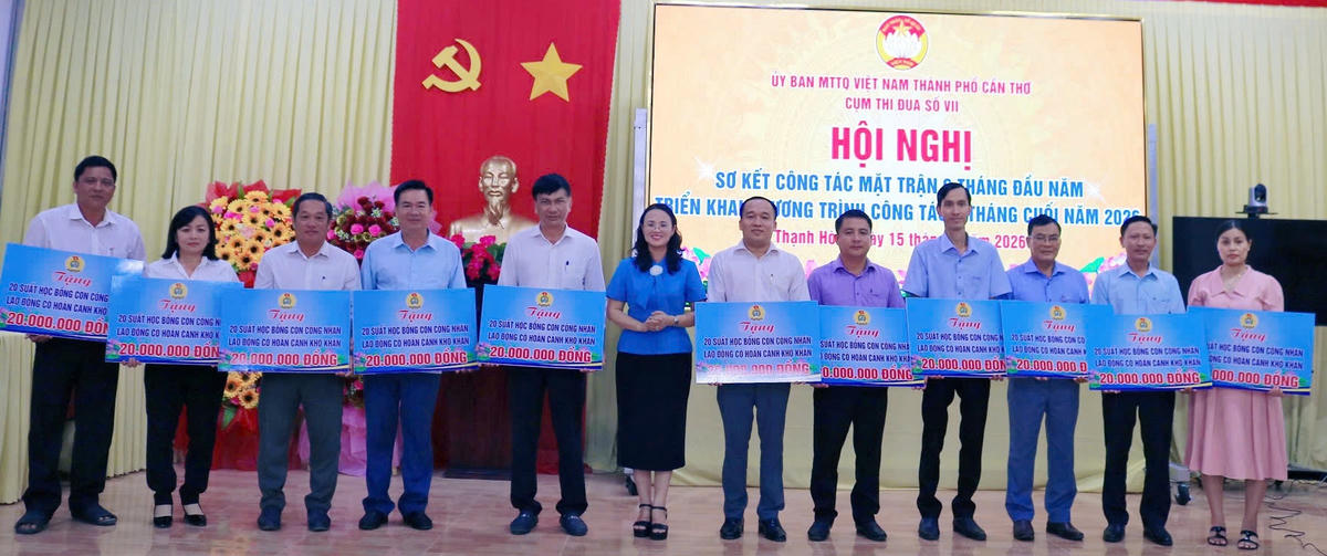 Tại hội nghị, LĐLĐ TP Cần Thơ đã trao 220 suất học bổng, mỗi suất 1 triệu đồng cho con đoàn viên, người lao động có hoàn cảnh khó khăn. Ảnh: Tuệ Yên