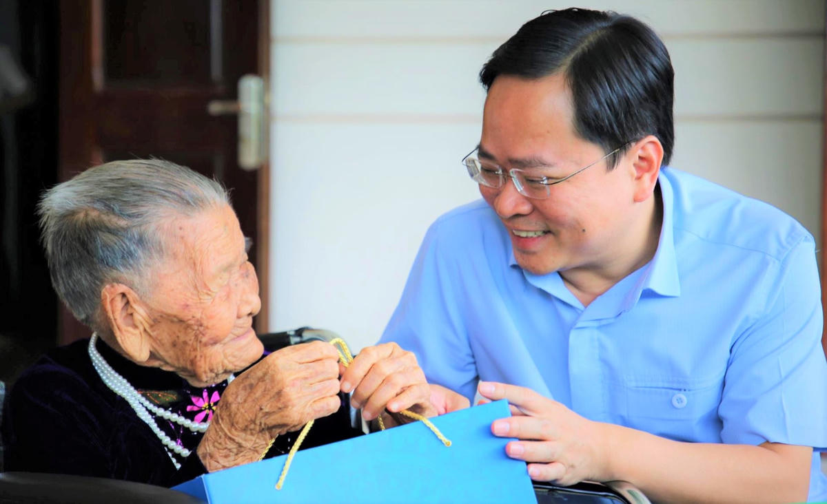 Chủ tịch Tổng Liên đoàn Lao động Việt Nam Nguyễn Anh Tuấn tặng quà cho Mẹ Việt Nam anh hùng Nguyễn Thị Lan. Ảnh: AN.
