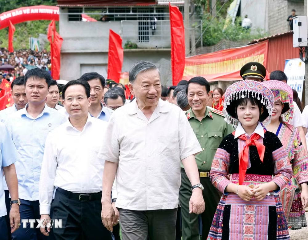 ttxvn-tong-bi-thu-chu-tich-nuoc-du-ngay-hoi-toan-dan-bao-ve-an-ninh-to-quoc-tai-son-la-8889300-10.jpg