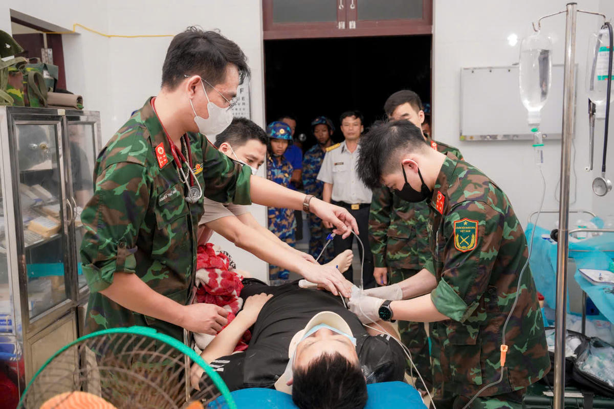 Kíp cấp cứu nhanh chóng cố định cột sống cổ bằng dụng cụ chuyên dụng. Ảnh: BV