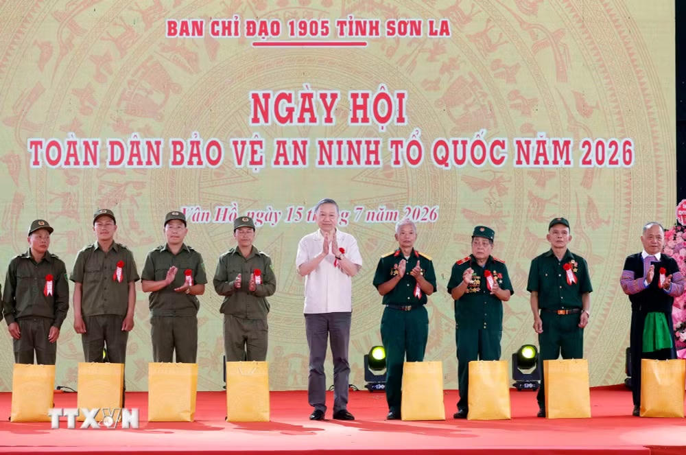 ttxvn-tong-bi-thu-chu-tich-nuoc-du-ngay-hoi-toan-dan-bao-ve-an-ninh-to-quoc-tai-son-la-8889300-2.jpg