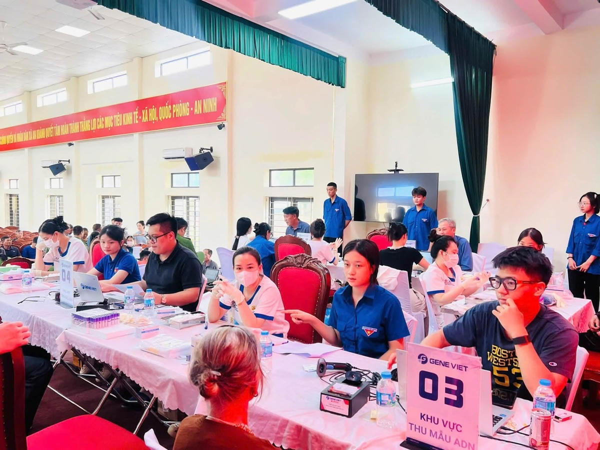 Lực lượng Đoàn viên đảm nhận nhiều phần việc như hướng dẫn người dân hoàn thiện thủ tục, phân luồng, hỗ trợ lấy thông tin. Ảnh: PT. 