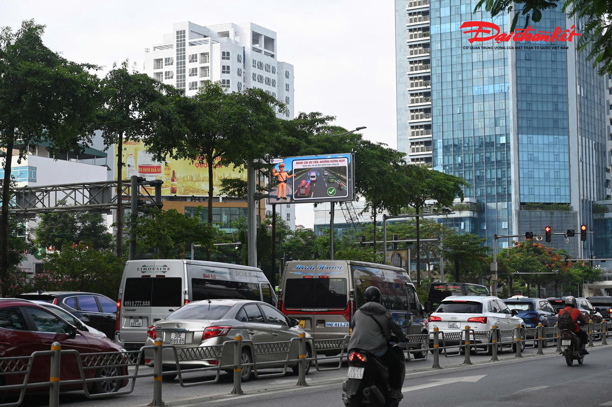 Theo Công an TP Hà Nội, sau khi hệ thống giao thông thông minh giai đoạn 1 phát huy hiệu quả từ cuối năm 2025, thành phố đã hoàn thành lắp đặt thêm gần 2.500 camera ứng dụng trí tuệ nhân tạo (AI). Đến nay, gần 5.000 camera AI đã được đưa vào vận hành, phục vụ công tác bảo đảm an ninh, trật tự, chỉ huy điều hành giao thông, giám sát tình hình giao thông, phát hiện và xử lý vi phạm, đồng thời hỗ trợ giải quyết 5 "điểm nghẽn" của thành phố như ùn tắc giao thông, trật tự đô thị, vệ sinh môi trường...