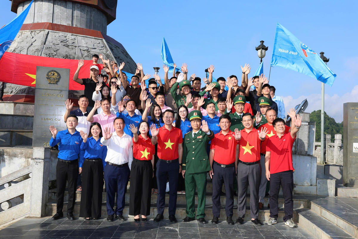 Đoàn đại biểu Hành trình “Tôi yêu Tổ quốc tôi” ghi dấu tại địa đầu Tổ quốc, tiếp nối mạch nguồn tự hào dân tộc.
