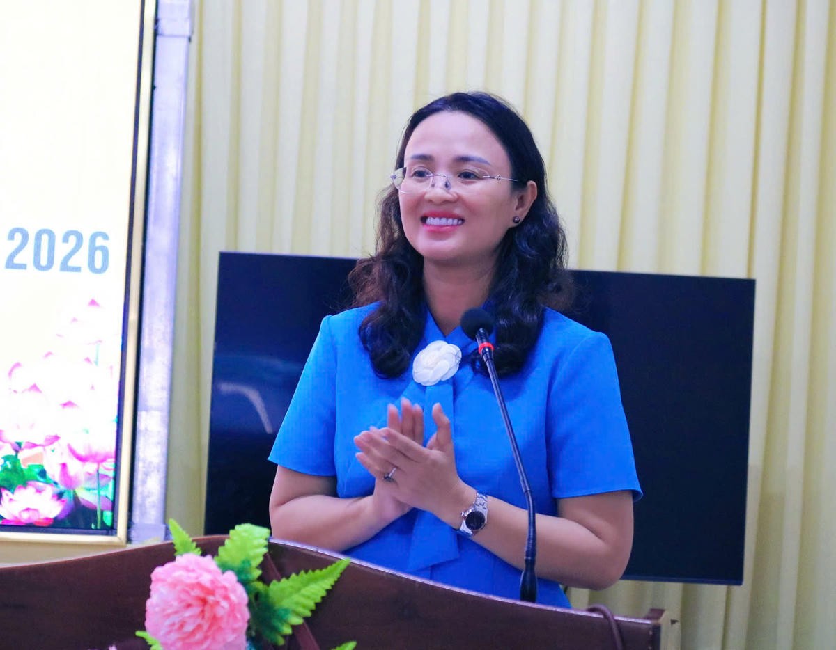 Phó Chủ tịch Ủy ban MTTQ Việt Nam TP Cần Thơ, Chủ tịch LĐLĐ TP Cần Thơ Lê Thị Sương Mai phát biểu tại hội nghị. Ảnh: Tuệ Yên