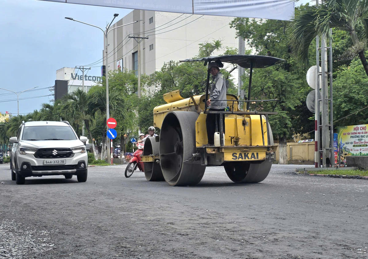 Để tháo gỡ vướng mắc trong giải phóng mặt bằng, đẩy nhanh tiến độ các công trình trọng điểm, UBND tỉnh Cà Mau yêu cầu sở, ngành, địa phương siết chặt kỷ cương, xử lý các nhà thầu trì trệ, đẩy mạnh giải ngân vốn đầu tư công. Ảnh: Nguyên Du