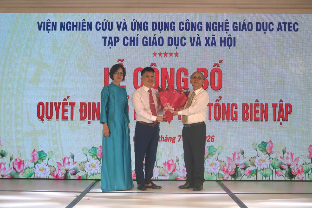 Viện trưởng Viện Nghiên cứu và Ứng dụng công nghệ giáo dục ATEC Nguyễn Thị Như Quỳnh và Tổng Biên tập Tạp chí Giáo dục và Xã hội Đoàn Xuân Trường trao quyết định bổ nhiệm cho nhà báo Vũ Đình Thơm.