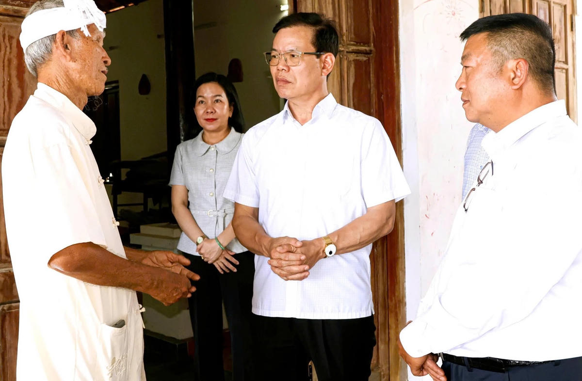 Đoàn công tác thăm hỏi đại diện Đền Pô Klong Chan.