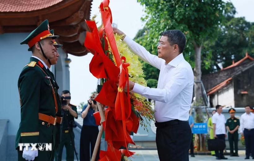 Thủ tướng Lê Minh Hưng dâng hoa tại Nghĩa trang liệt sỹ tỉnh Lạng Sơn. (Ảnh: Dương Giang/TTXVN).