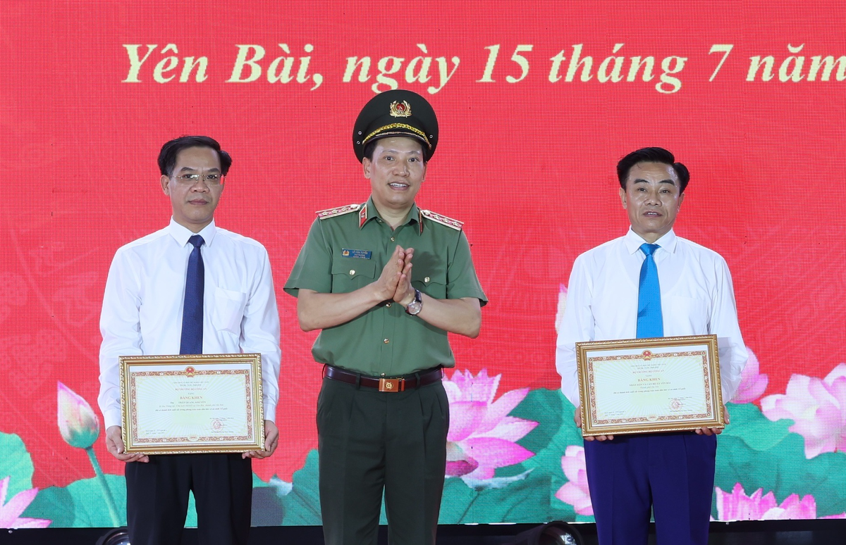 Thượng tướng Lê Văn Tuyến, Thứ trưởng Bộ Công an trao tặng bằng khen cho tập thể, cá nhân xã Yên Bài.