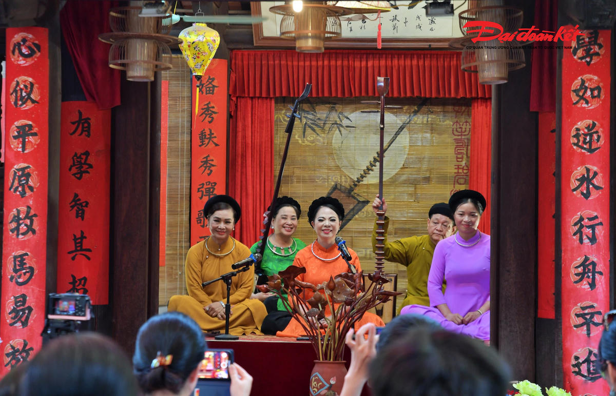 Giữa nhịp sống hiện đại, khi nhiều loại hình nghệ thuật truyền thống đứng trước nguy cơ mai một, tiếng phách, tiếng đàn và lời ca vẫn đều đặn vang lên mỗi cuối tuần tại Bích Câu Đạo Quán. Đó không chỉ là những buổi biểu diễn hay lớp học miễn phí, mà còn là hành trình lặng thầm của những nghệ nhân đang gìn giữ ký ức văn hóa dân tộc, để ca trù tiếp tục ngân vang trong đời sống hôm nay và được thế hệ trẻ viết tiếp bằng tình yêu, sự trân trọng và trách nhiệm với di sản.