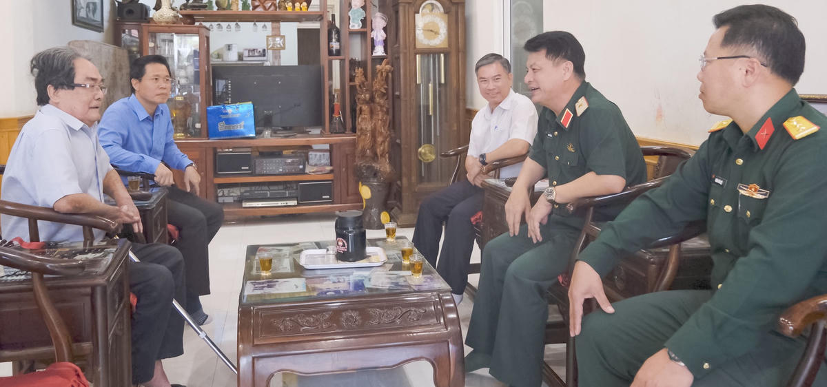 Thiếu tướng Đinh Hồng Tiếng cùng đoàn công tác thăm, tặng quà tri ân Anh hùng Lực lượng vũ trang nhân dân Mai Thanh Minh.